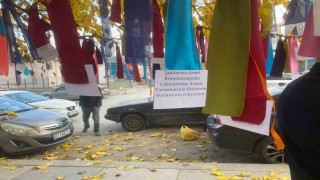 Memurlar bakanlığın önündeki ağacı dilek ağacına çevirdi