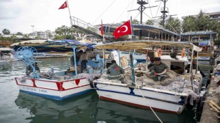Mersinde balıkçılara ekipman desteği sürüyor