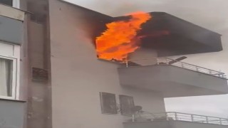 Mersinde ev yangını alevler pencereden çıktı
