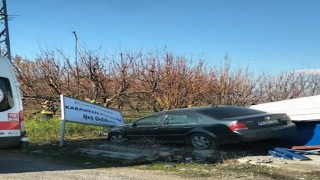 Mersinde otomobil otobüs durağına çarptı: 2 yaralı