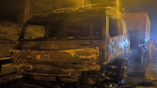 Mersinde tır yanarak kullanılamaz hale geldi