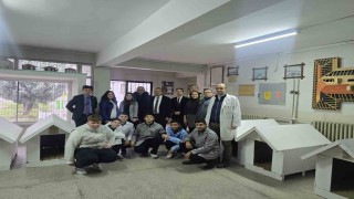 Meslek liselilerden sokak hayvanlarına kulübe desteği