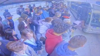 Metrobüs durağında dehşet anı: Bayılan kız metrobüsün önüne düştü