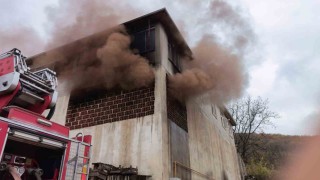 Meyve kasalarının bulunduğu depo küle döndü