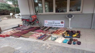 ‘Mezarcıyız deyip 20 evi soyan 2 şüpheli yakalandı