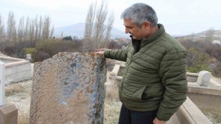 Mezarlıktaki esrarengiz taş