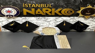 Mezuniyet keplerinin içine gizlenmiş 53 bin 100 uyuşturucu hap ele geçirildi