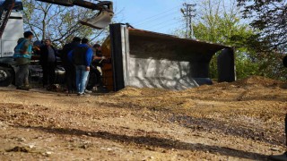 Mıcır yüklü kamyonun damperi devrildi, sürücü bayıldı