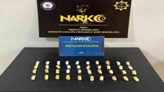 Midesinden 407 gram uyuşturucu çıktı: 2 tutuklama