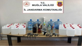 Milasta sahte içki ve silah ele geçirildi