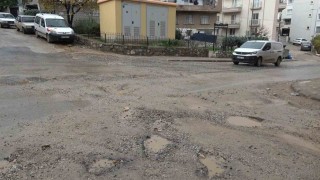 Milasta yağış sonrası yollar çamura döndü