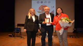 Milli yüzücü Bengisu, Ege Üniversitesinde başarı hikayesini anlattı