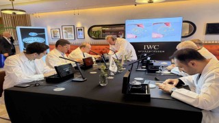 Milyonluk İsviçre saatlerini parçalayıp topladılar