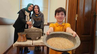 Minik eller taş değirmende buğday öğüttü, zeytin kurdu