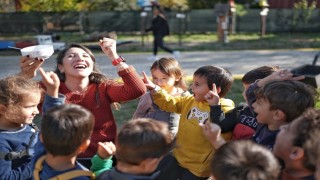 Minik eller tohumları toprakla buluşturdu