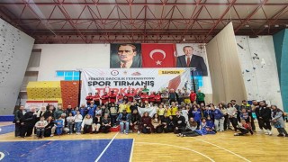 Minik sporcular şampiyonluk için tırmandı