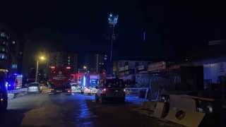 Mobilya imalathanesinde çıkan yangın paniğe neden oldu