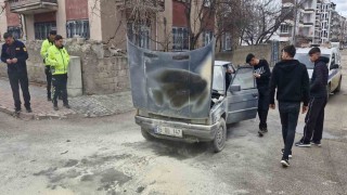 Motor kısmı tutuşan otomobili yanmaktan itfaiye kurtardı