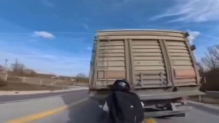 Motosiklet, kamyona arkadan çarptı: 1 yaralı