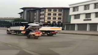 Motosikleti önce çömelerek, sonra yatarak sürdü