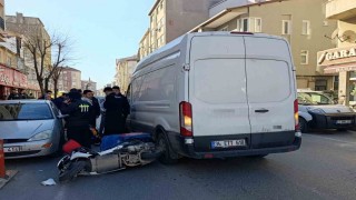Motosikletten düşen kurye yaralandı