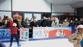Muğlada yeni yıl coşkusu buz paten pistiyle başladı