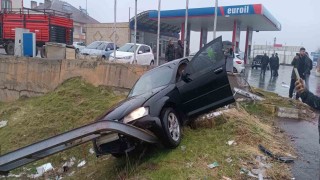 Muş-Bitlis kara yolunda 2 otomobil çarpıştı: 3 yaralı