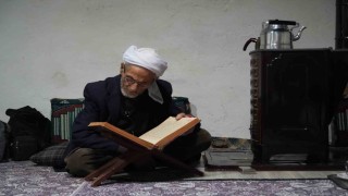 Muşta 86 yaşındaki Rüstem dede 50 yıldır sadece çay ve gofretle yaşamını sürdürüyor