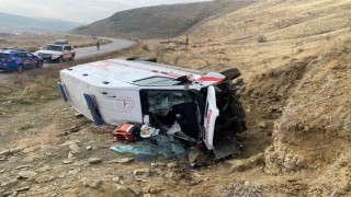 Muşta ambulans devrildi: 3 yaralı