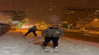 Muşta kar eğlenceye dönüştü: İstasyon Caddesinde kayak keyfi