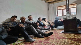 Muşta üniversite öğrencileri doğayı gezerek dengbejlik kültürüyle buluştu