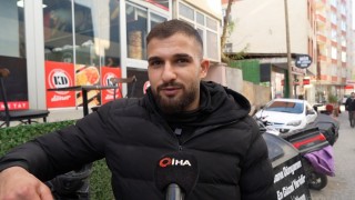 Muşta üşüyen kuryeye eldivenini veren polis gönülleri ısıttı