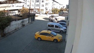 Nazillide minibüs önce motosiklete ardından park halindeki araçlara çarptı: 1 yaralı