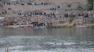 Nehre düşen terliğini almak isterken suya düşen çocuk kayboldu