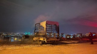 Niğdede park halindeki kamyonette yangın çıktı