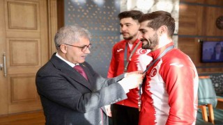Niğdeli milli güreşçilerden Vali Çelike ziyaret