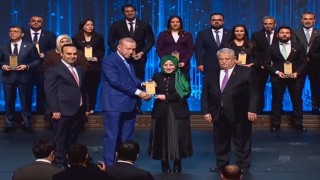 Ödülünü Cumhurbaşkanın elinden aldı