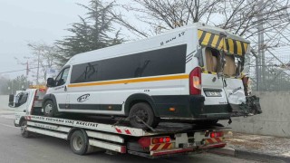 Öğrenci servisi, tır ve hafif ticari aracın karıştığı kazada 20 kişi yaralandı