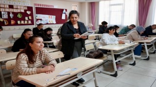 Öğrenciler dışarıda, veliler sınavda