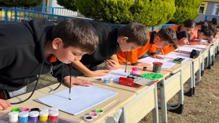 Öğrenciler empati yaparak ellerini kullanmadan resim yaptı