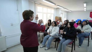 Öğrenciler işitme engelli bireylerle iletişim kurabilmek için işaret dili öğreniyor