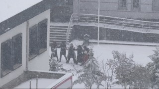 Öğrenciler karın keyfini okul hoparlöründen çalınan oyun havasıyla çıkardı