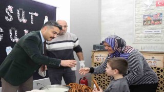 Öğrencilere süt ve simit ikramı