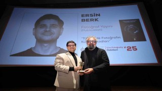 Öğretim görevlisi Yılın Fotoğraf Yayını ödülüne layık görüldü