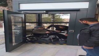 Okuldaki asansör engelini vali kaldırdı