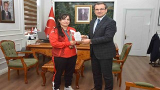 Olimpiyat madalyalı judocuya Kaymakam Güldoğandan plaket
