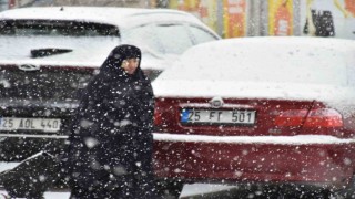 Oltu ilçe merkezine mevsimin ilk karı düştü