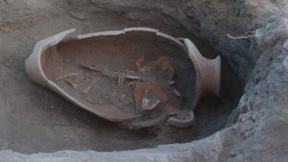 Oluz Höyükte Fenikelilerin izine rastlandı: İnsan başlı cam boncuklar ve küpten bebek mezarları bulundu