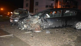 Orduda hafif ticari araç ile otomobil kafa kafaya çarpıştı: 1 ölü, 4 yaralı