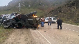 Orduda ticari araçla çarpışan askeri araç devrildi